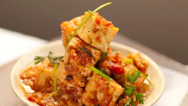 Hrustljavi tofu v paradižnikovi omaki