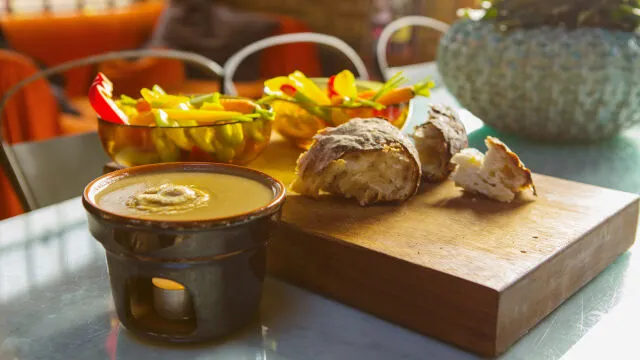 Bagna cauda (pomaka iz pogretih inčunov in česna)