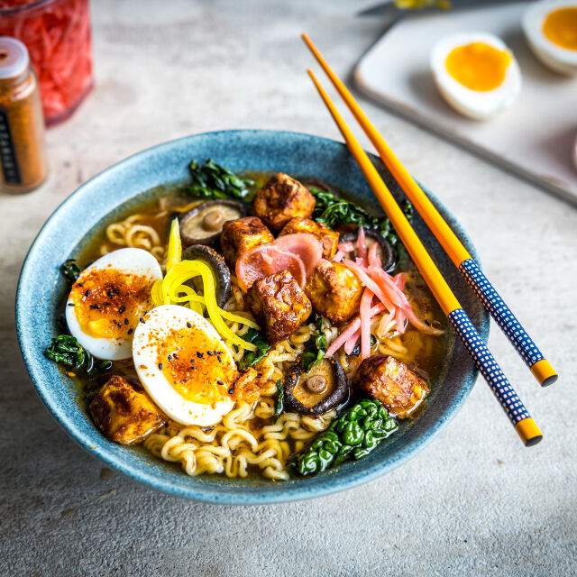 Ramen z instant rezanci in tofujem iz cvrtnika