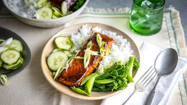 Lososov teriyaki z rižem in zelenjavo
