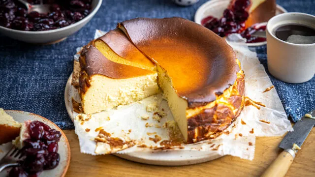 Baskovska zažgana skutna torta s češnjami