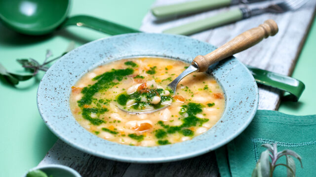 Fižolova obara s sušenimi paradižniki in zeliščnim oljem