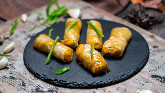 Banitse s piščancem in riževimi listi