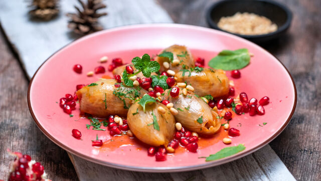 Polnjena čebula z mleto govedino in pinjolami