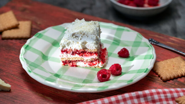 Jogurtov kolač s piškoti in belo čokolado