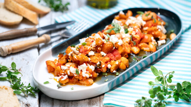 Pečen fižol s paradižnikom in feto