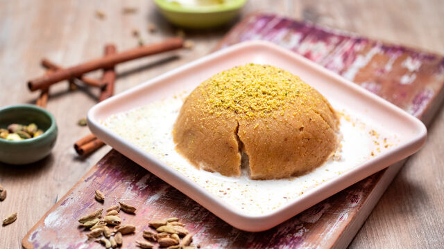 Topla zdrobova halva s pistacijami in sladoledom