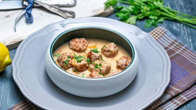 Frikase z mesnimi kroglicami