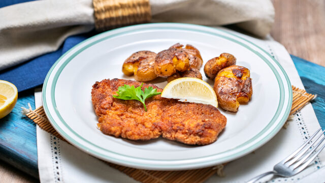 Piščančji zrezki s pečenim krompirjem