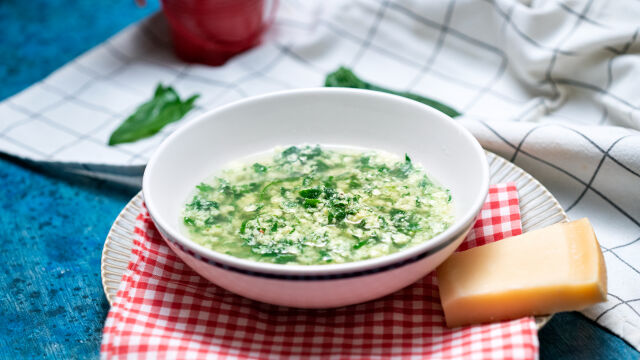 Špinačna juha "stracciatella"