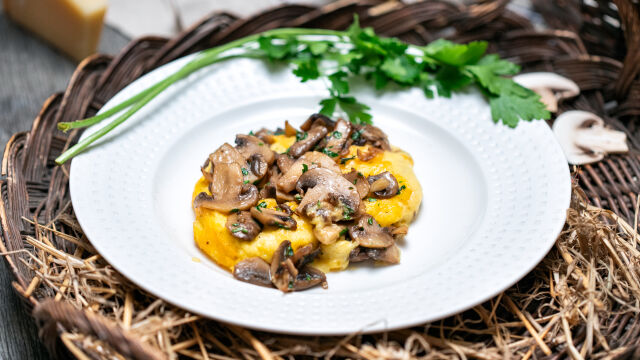 Pečena polenta s sirom in popečenimi gobicami