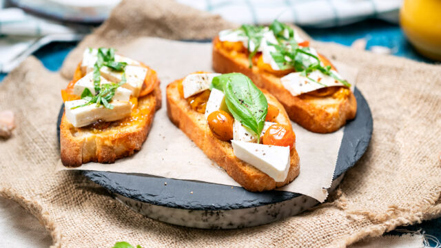 Brusketa s paradižnikom in svežim sirom