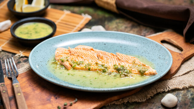 Rjava postrv z limonovo omako