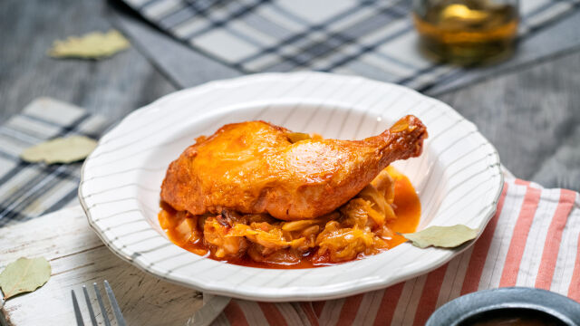 Dimljen piščanec s svežim zeljem