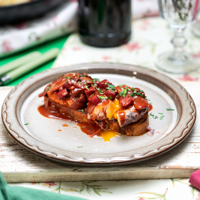 Jajca z vinsko omako