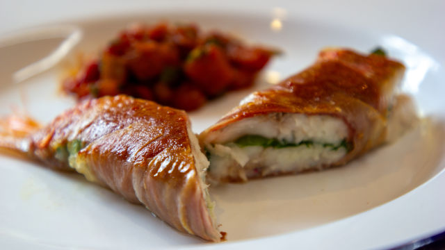 V ponvi ocvrta trlja s parmskim pršutom, čilijem piquillo in baziliko