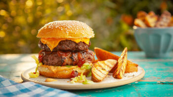 Двоен чийзбургер с бекон