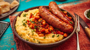 Печени наденички с полента със сирене и боб