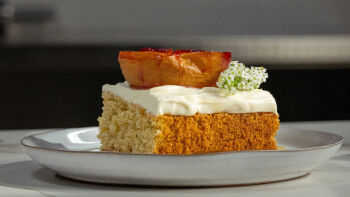 Bolo de Alecrim e Pêssegos Assados