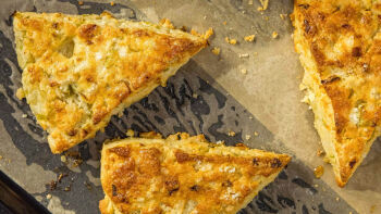 Scones de Feta, Cebolo e Crispy Chilli