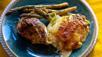 Пълнено пиле с чоризо и манчего