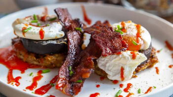 Картофени рьощи с кървавица, поширано яйце и хрупкав бекон