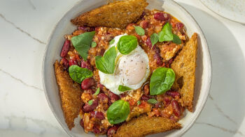 Feijão Guisado com Ovos Escalfados