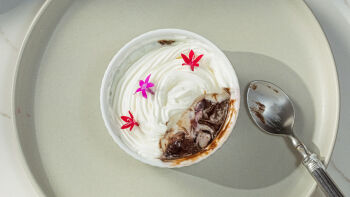 Bolo de Caneca com Morangos e Chantilly