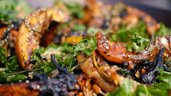 Топла салата с грилована тиква, пикантни гъби и кейл