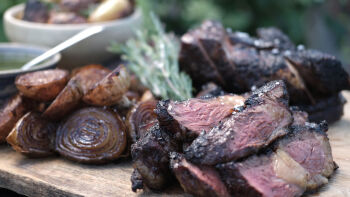 Печено говеждо с бирено-медена глазура и зелен сос