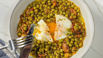 Ervilhas com Ovos Escalfados