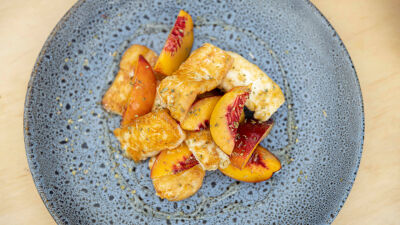 Печени нектарини с халуми и мед