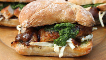 Сандвич с пържола и мармалад от бекон