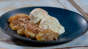Maçã com Crumble de Amêndoa e Gelado de Baunilha
