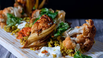 Couve-flor Assada com Bulgur e Molho Romesco