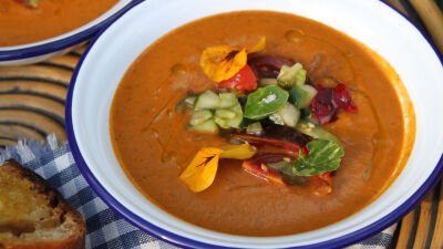 Гаспачо с печени домати и ядливи цветя