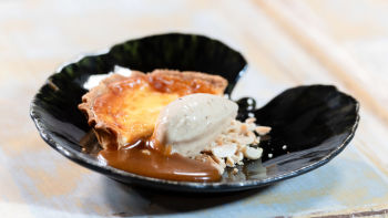 Tarteletes de Queijo de S. Jorge com Gelado de Banana e Caramelo Salgado