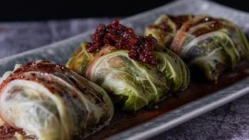 Trouxas de Couve com Peitos de Codorniz e Fois Gras, Morcela e Cogumelos Shitake