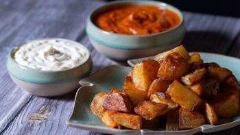 Batatas Bravas no Forno com Molho de Tomate e Maionese de Alho