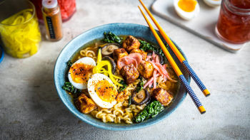 Рамен с инстантни нудли и тофу в еър фрайър