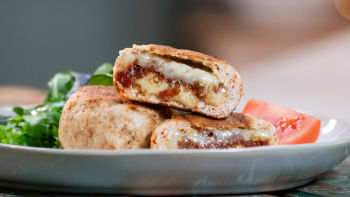 Hambúrguer de Frango Recheados com Tomate Seco e Queijo