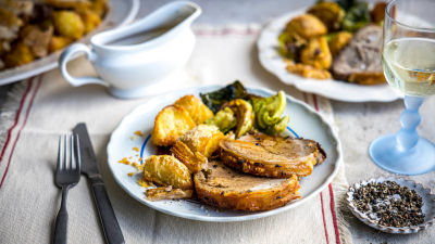 Печена свинска плешка с печени картофи с пармезан