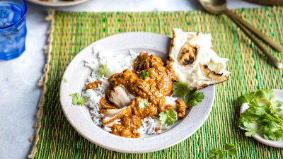 Бавно готвено къри пиле с масло