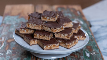 Quadrados de Amendoim, Caramelo e Chocolate