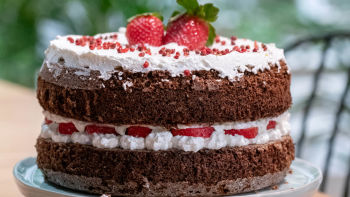 Bolo de Chocolate e Pimenta Rosa com Natas e Morangos