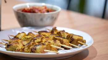 Satay de Borrego Com Molho Picante