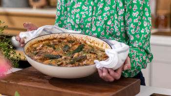 Пиле в един съд с пресни подправки