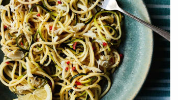 Спагети с тиквички и рачешко месо