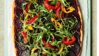 Тарт с печени чушки, цвекло и фета