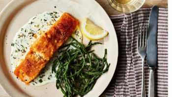 Филе от сьомга с хрупкава коричка и саликорния